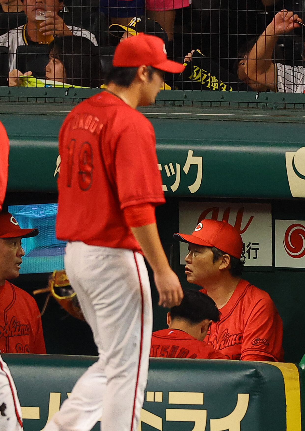 阪神対広島　4回7失点で降板する床田寛樹。右は新井貴浩監督（撮影・上田博志）