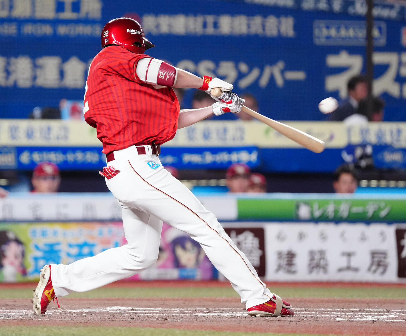 ロッテ対楽天　4回表楽天無死一、三塁、右犠飛を放つ中島大輔（撮影・鈴木みどり）
