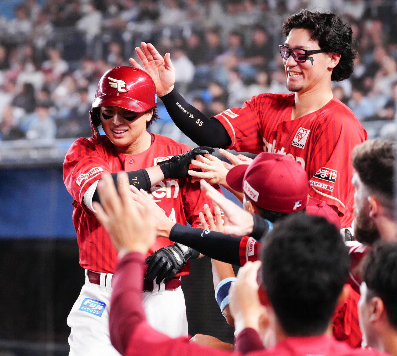 ロッテ対楽天　8回表楽天2死、ソロ本塁打を放った黒川史陽はYG安田（右）らとタッチを交わす（撮影・鈴木みどり）