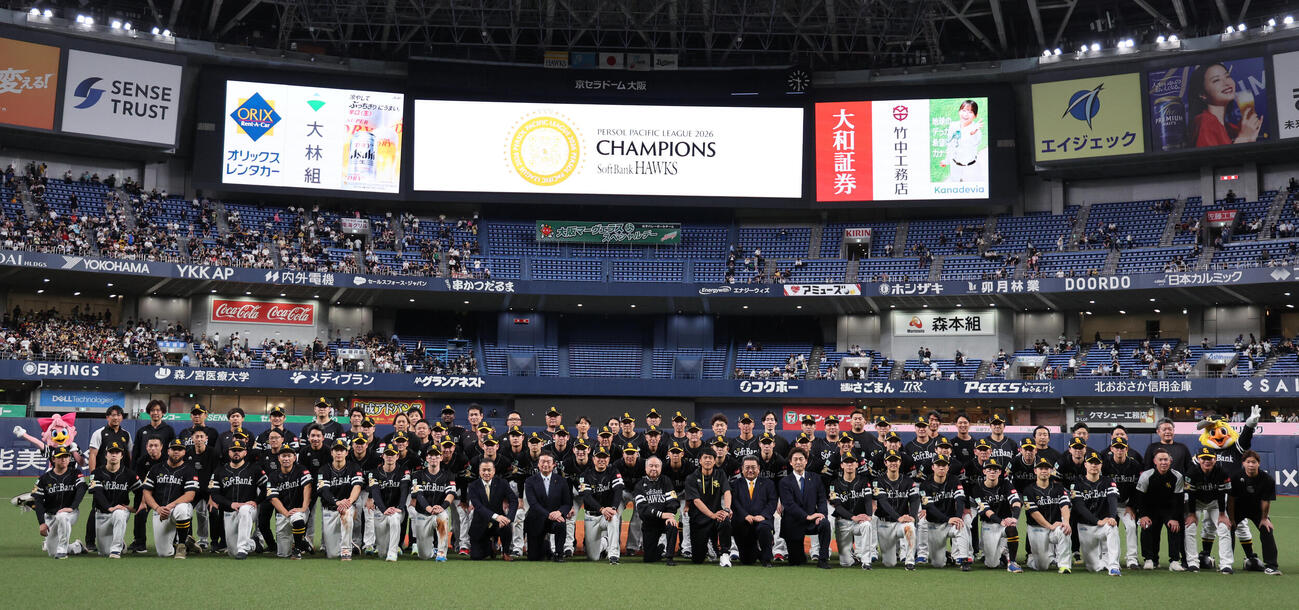 パリーグ優勝を決め、記念写真に納まるソフトバンクナイン（撮影・西尾就之）