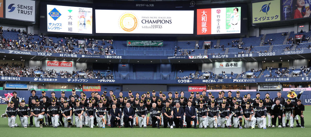パリーグ優勝を決め、記念写真に納まるソフトバンクナイン（撮影・西尾就之）