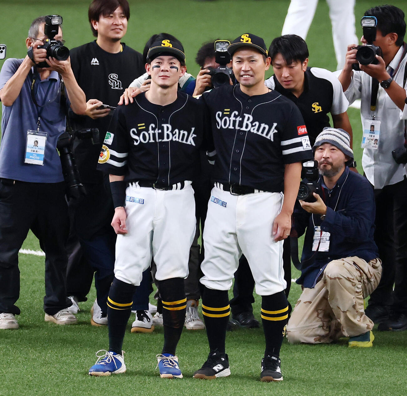オリックス対ソフトバンク　記念写真に納まるソフトバンク牧原大成（左）と中村晃(撮影・加藤哉）