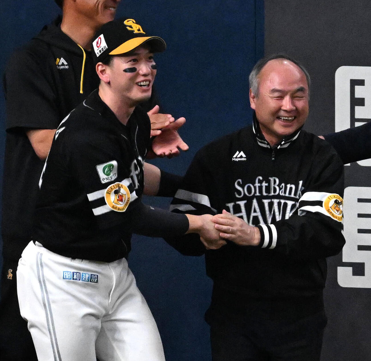 リーグ優勝を果たしソフトバンクオーナの孫正義氏（右）と握手をする栗原陵矢（撮影・石井愛子）
