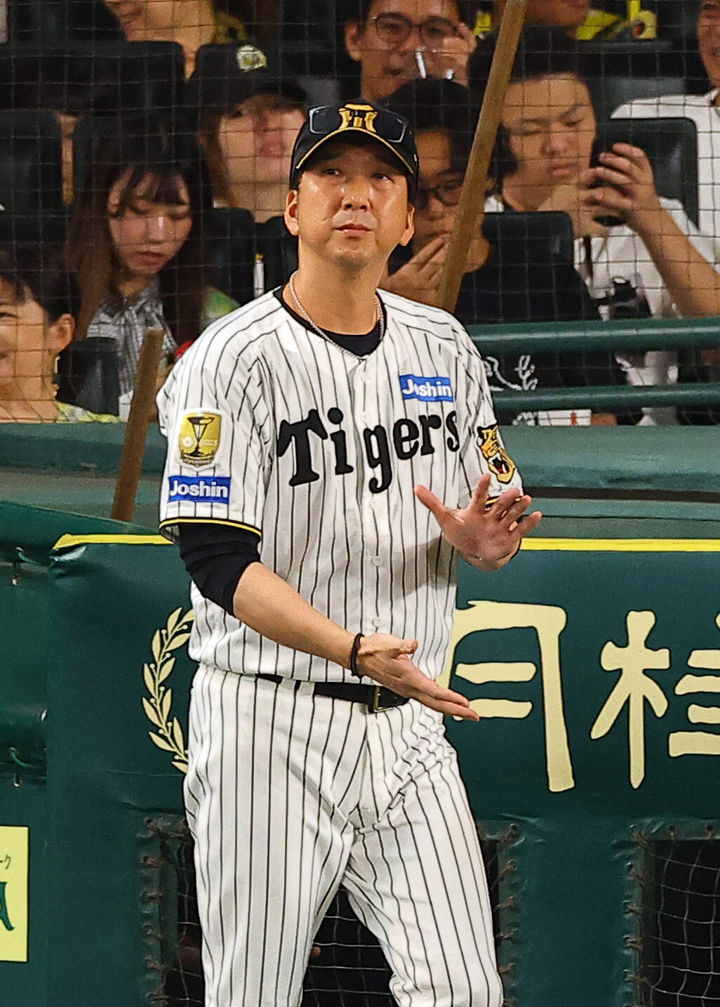 阪神対広島　選手交代を告げる藤川球児監督（撮影・上田博志）