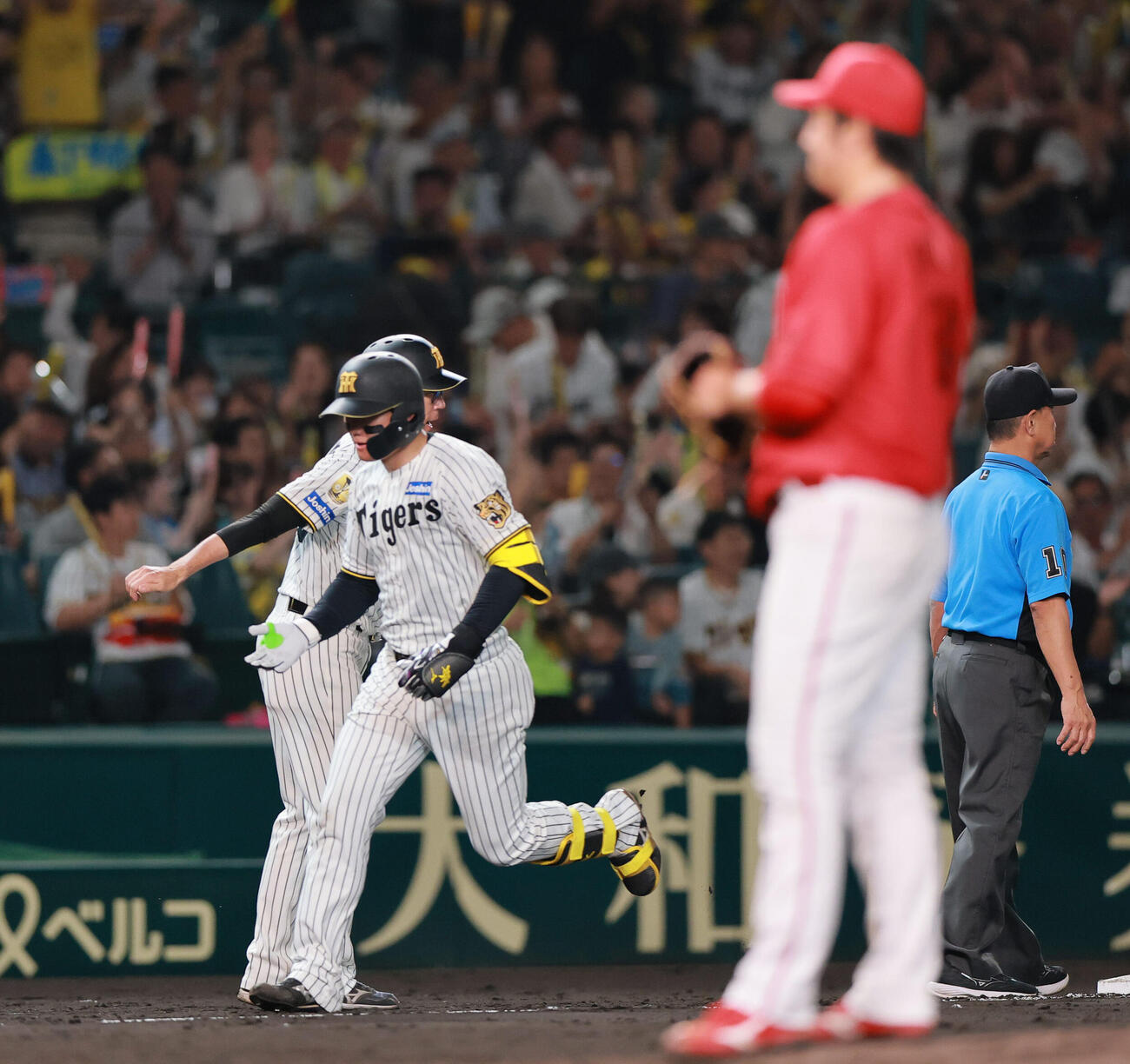 阪神対広島　4回裏阪神1死一塁、森下翔太は2点本塁打を放ちダイヤモンドを1周する。手前は投手床田寛樹（撮影・上山淳一）