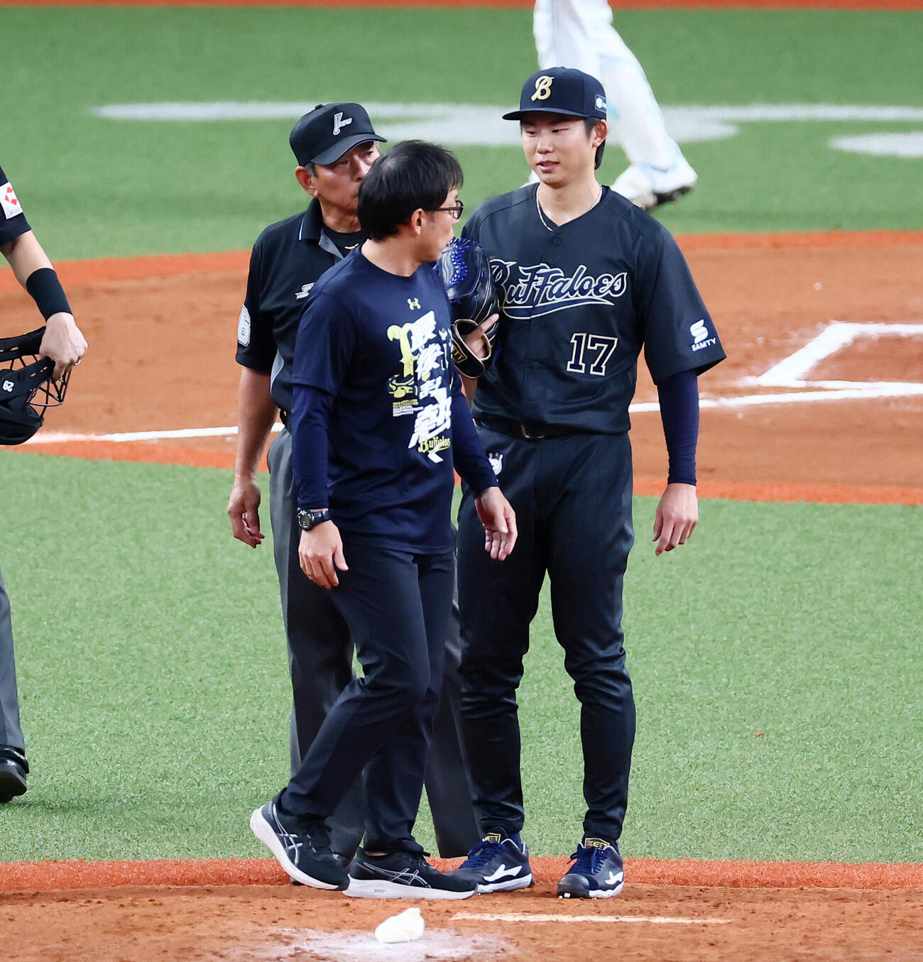 オリックス対ソフトバンク　6回表ソフトバンク無死一、二塁、打者柳町達のときに降板する曽谷龍平(撮影・加藤哉）