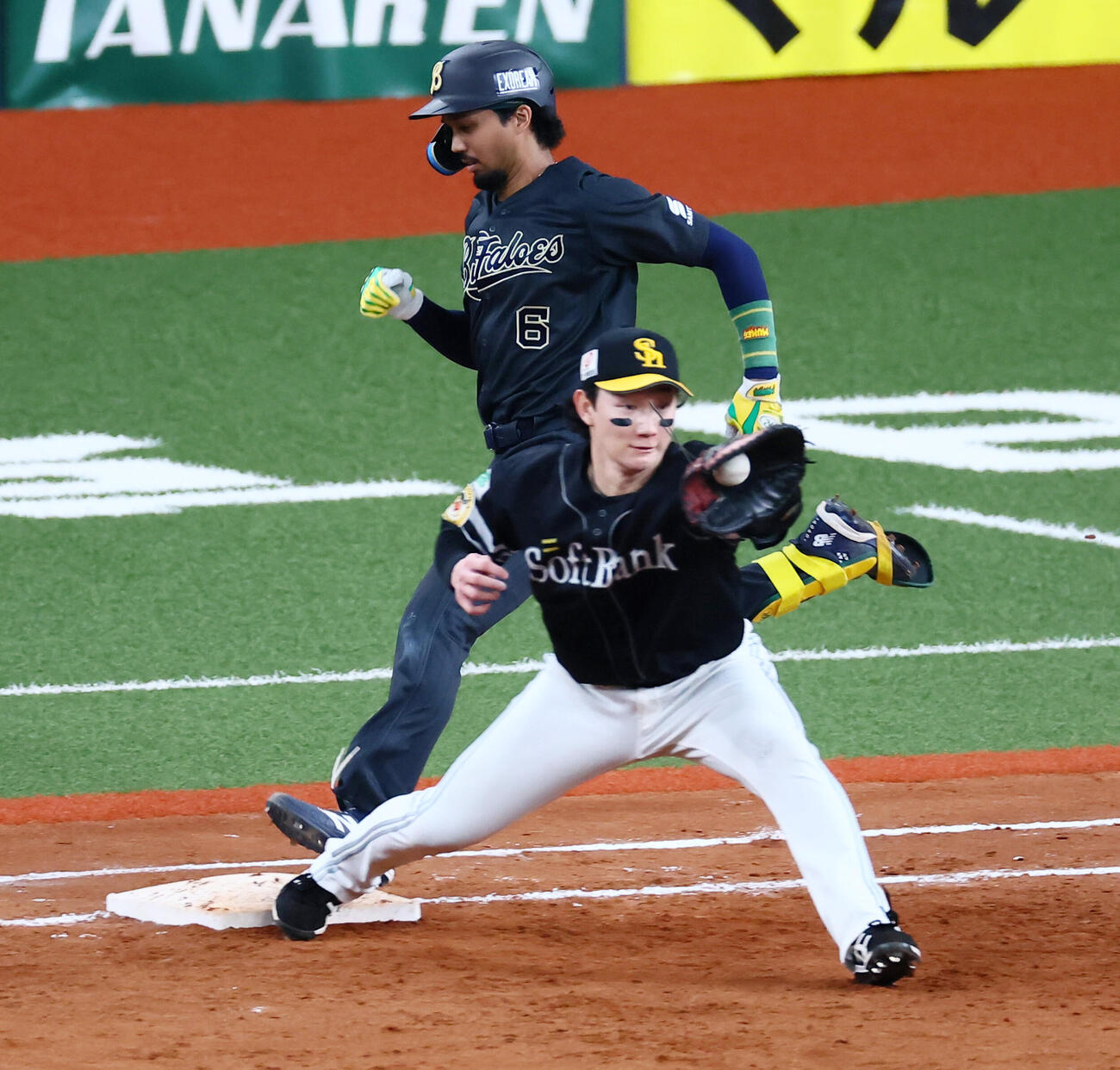 オリックス対ソフトバンク　8回裏オリックス無死一塁、宗佑磨は二ゴロ併殺に倒れる。一塁手正木智也(撮影・加藤哉）