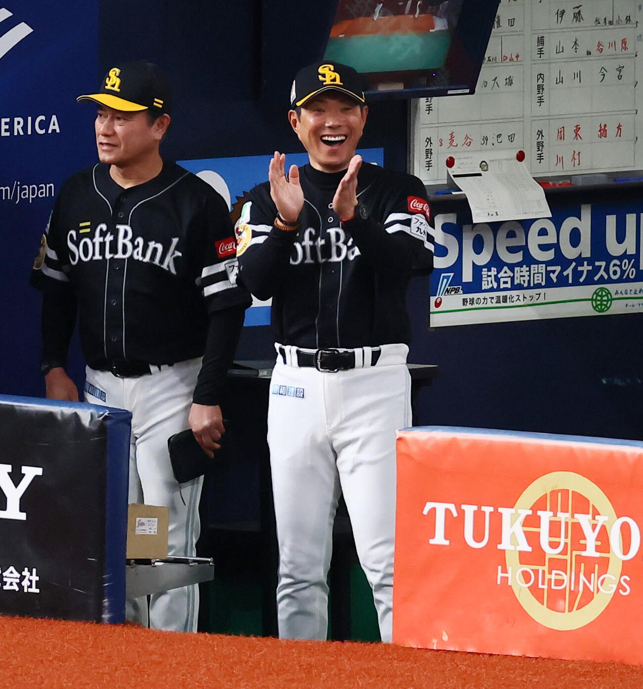 オリックス対ソフトバンク　6回表ソフトバンク無死一、二塁、ベンチの小久保裕紀監督は柳町達の適時打で同点に追いつき笑顔を見せる(撮影・加藤哉）