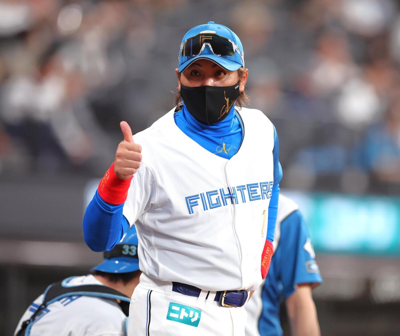 日本ハム対西武　ベンチ前でサムズアップの新庄剛志監督（撮影・黒川智章）