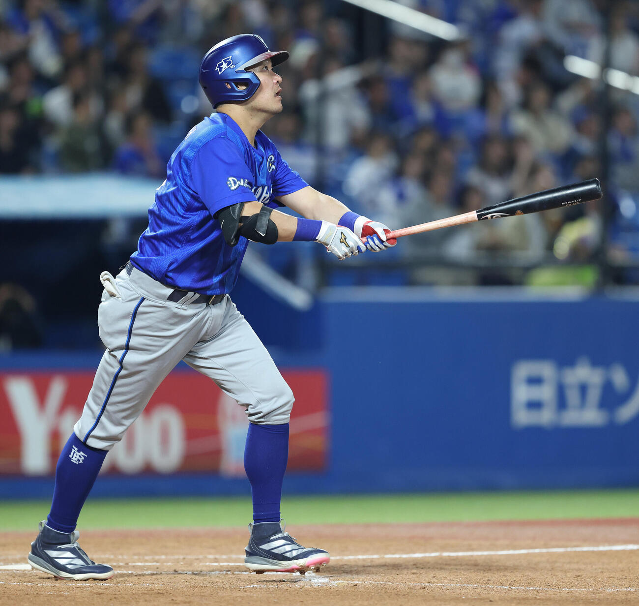 ヤクルト対DeNA 4回表DeNA無死、右越えソロ本塁打を放つ筒香嘉智（撮影・河田真司）