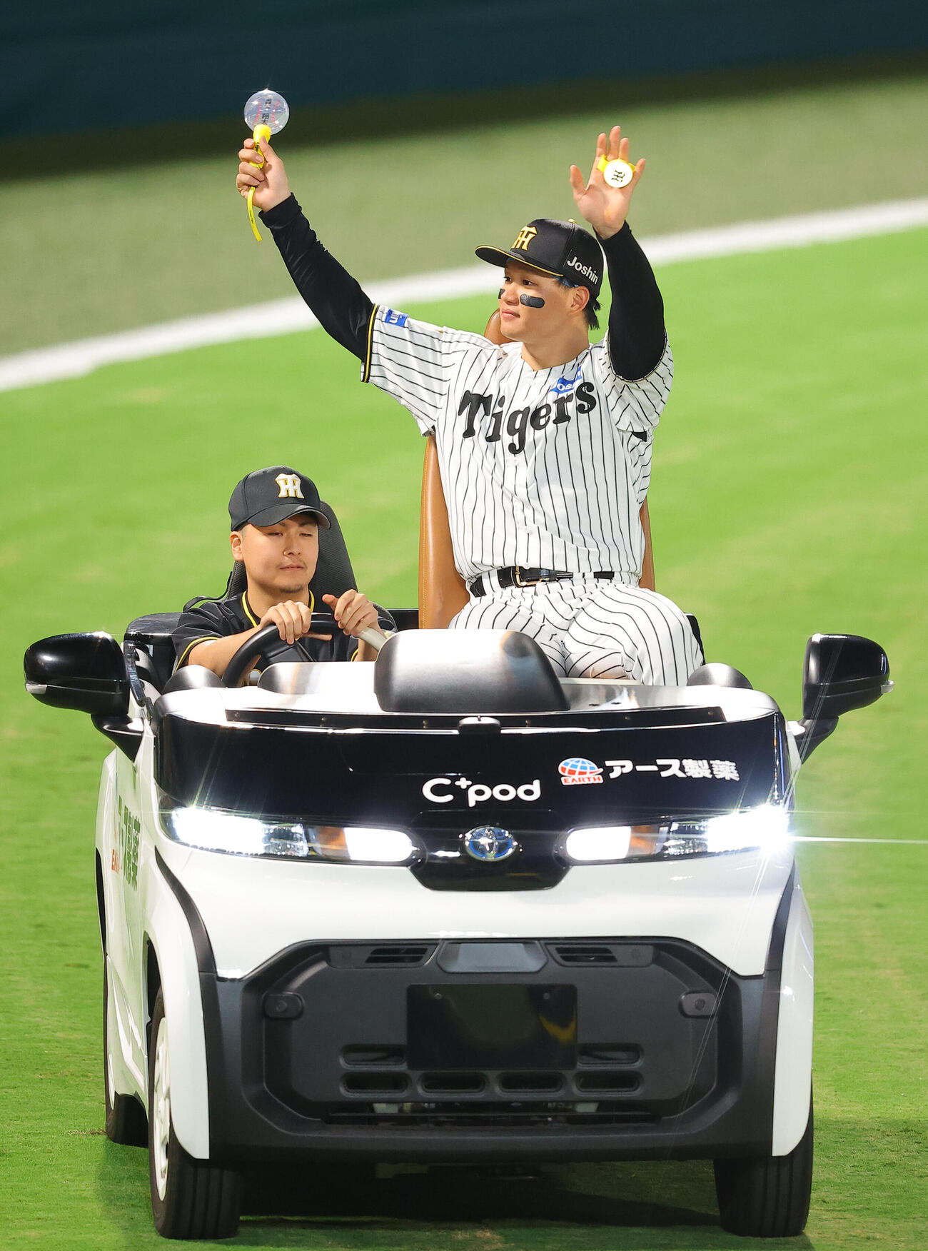 阪神対広島　リリーフカーで場内を1周すると森下翔太（撮影・上田博志）