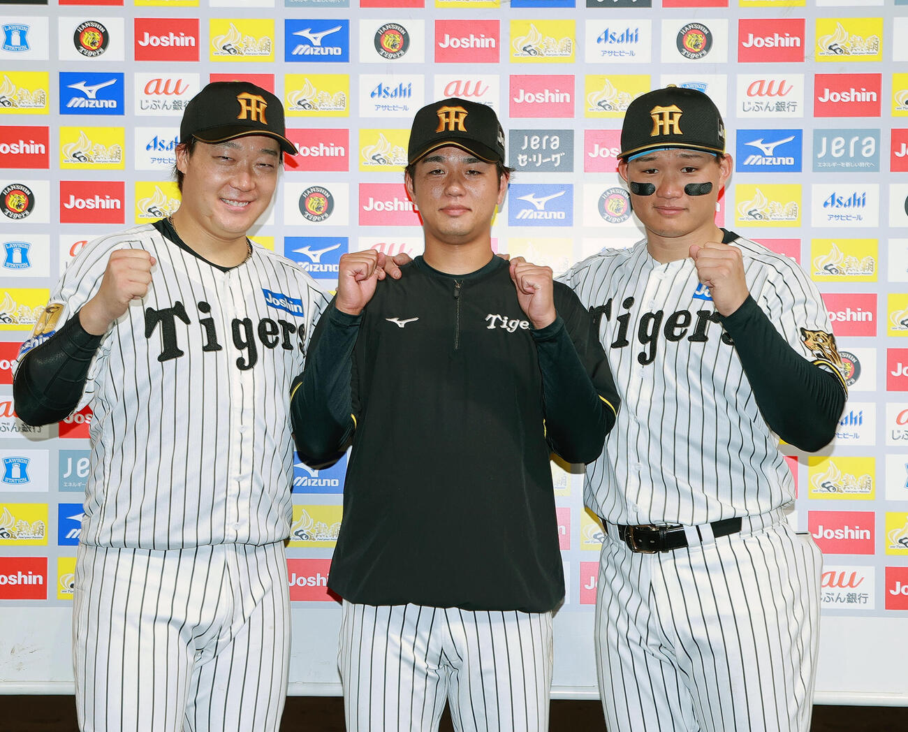 阪神対広島　広島に勝利し、お立ち台でポーズを決める（左から）大山悠輔、高橋遥人、森下翔太（撮影・上山淳一）