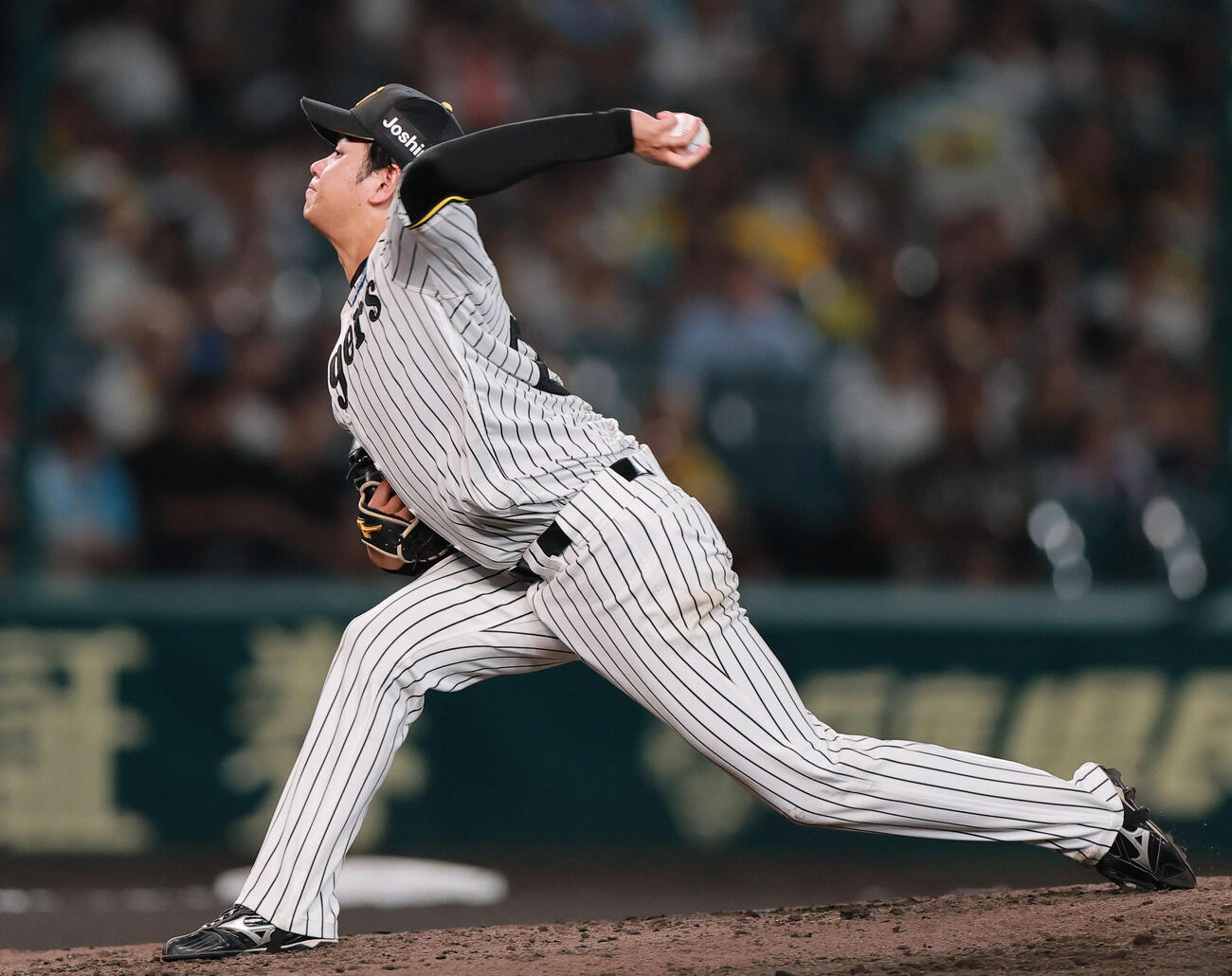 阪神対広島　6回表、力投する阪神高橋遥人（撮影・上山淳一）