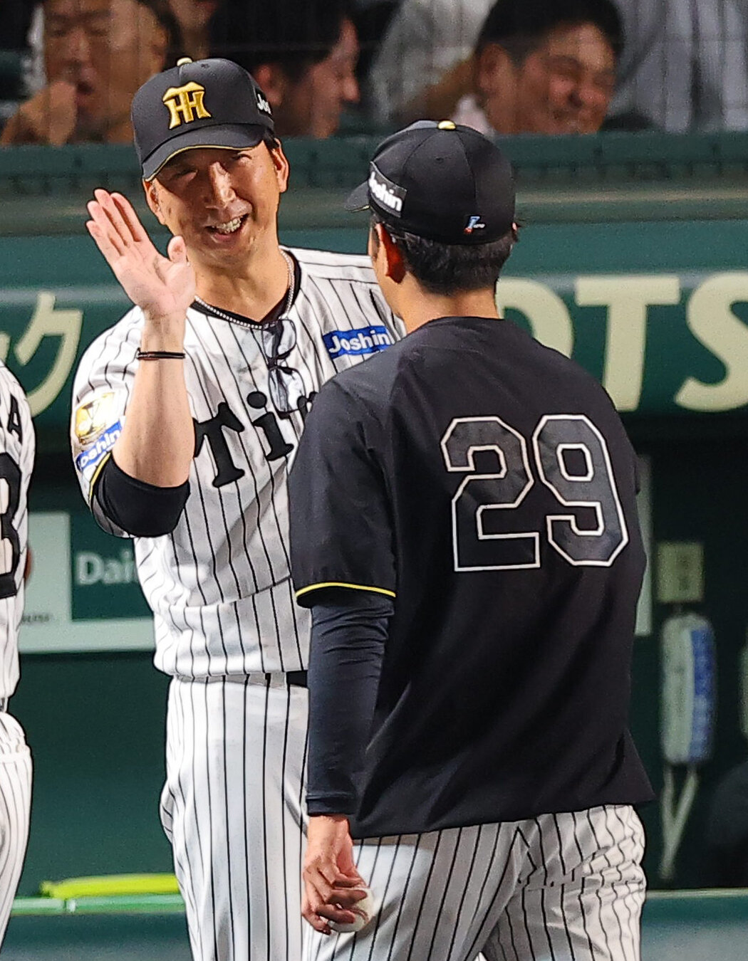 阪神対広島　14勝目をあげた高橋遥人とハイタッチする藤川球児監督（撮影・上田博志）