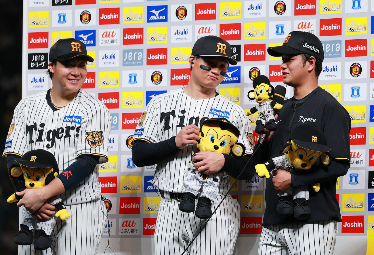 阪神対広島　広島に勝利し、お立ち台でインタビューに応える（左から）大山悠輔、高橋遥人、森下翔太（撮影・上山淳一）
