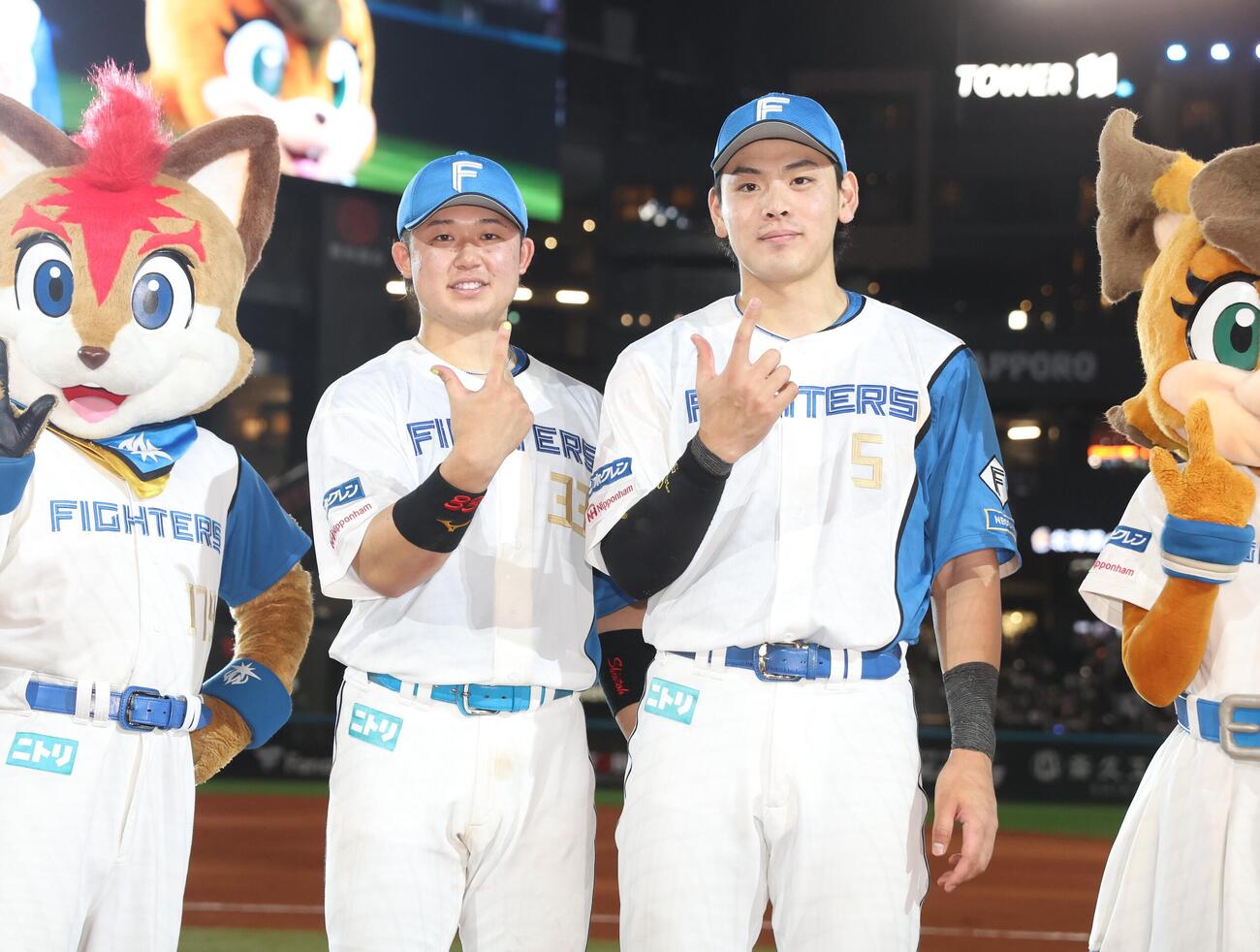 日本ハム対西武　笑顔でポーズをとる進藤勇也（左）と野村佑希（撮影・黒川智章）