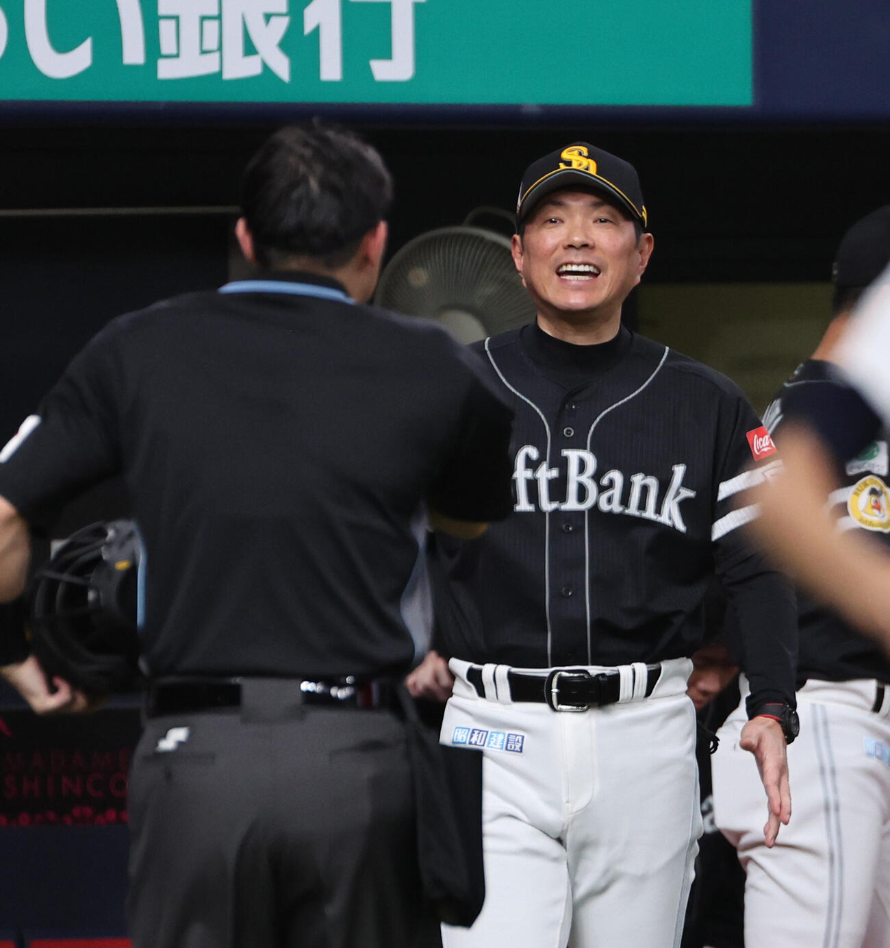 オリックス対ソフトバンク　7回の攻撃を終え、選手交代を告げるソフトバンク小久保裕紀監督（撮影・西尾就之）