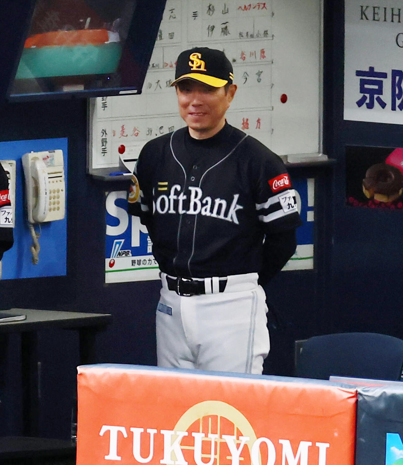 オリックス対ソフトバンク　1回表、ベンチから試合展開を見るソフトバンク小久保裕紀監督(撮影・加藤哉）