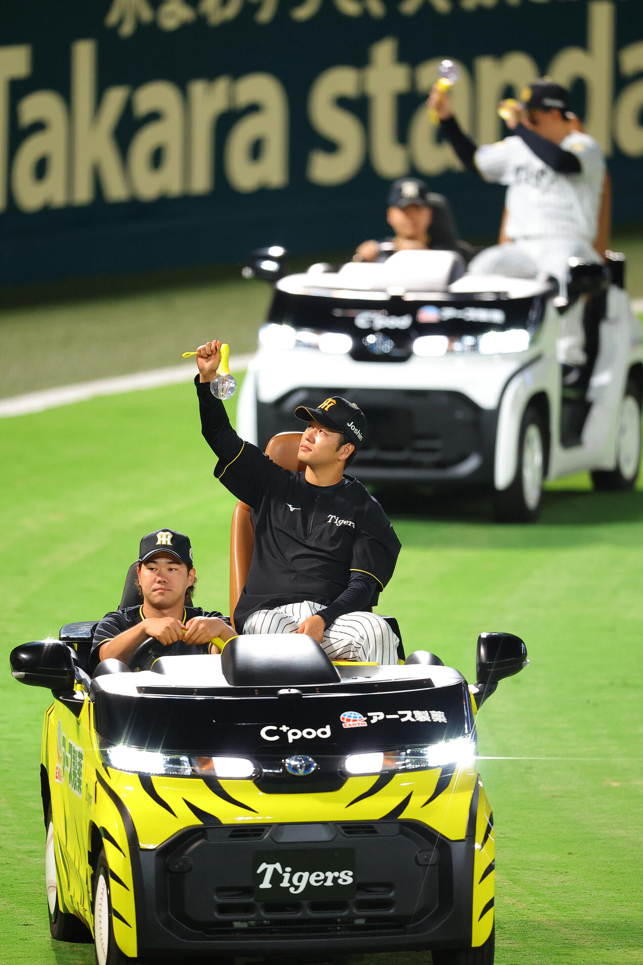 阪神対広島　リリーフカーで場内を1周する高橋遥人（左）と森下翔太（撮影・上田博志）