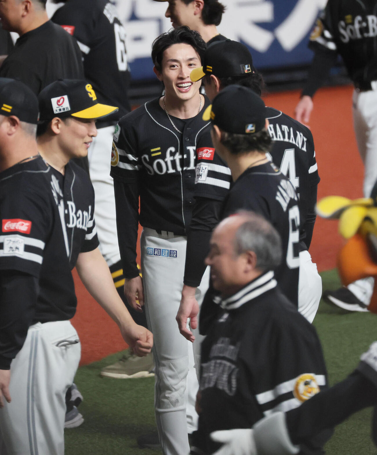 オリックス対ソフトバンク　優勝を決めて笑顔を見せるソフトバンク周東佑京（撮影・宮崎幸一）