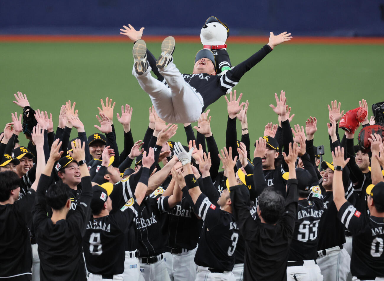 オリックス対ソフトバンク　優勝を決めて胴上げされる小久保裕紀監督（撮影・宮崎幸一）