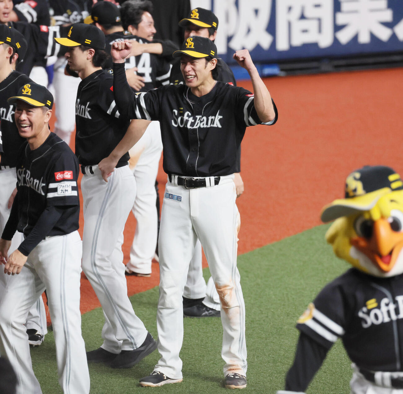 オリックス対ソフトバンク　優勝を決めて笑顔を見せるソフトバンク柳田悠岐（撮影・宮崎幸一）