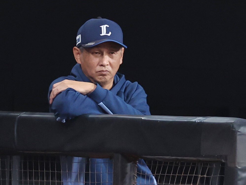 日本ハム対西武　試合を見つめる西口文也監督（撮影・黒川智章）