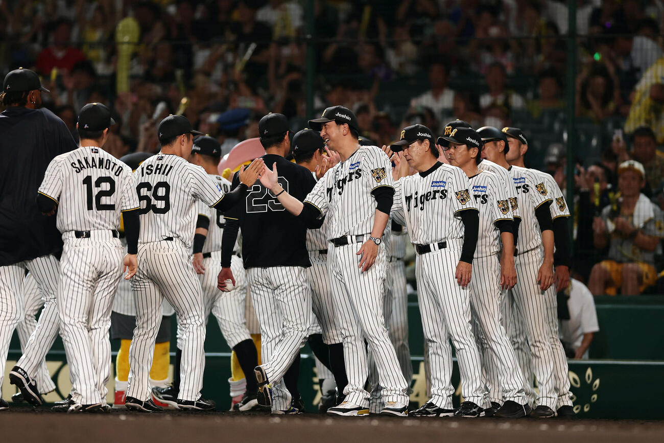 阪神対広島　広島に勝利しナインとタッチを交わす阪神藤川球児監督（中央）ら（撮影・前田充）