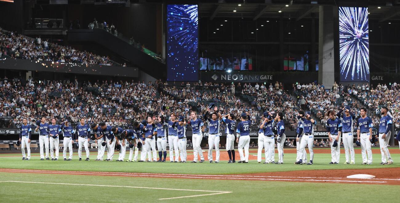 日本ハム対西武　エスコンフィールド北海道での試合を終えスタンドにあいさつする西武ナイン（撮影・黒川智章）