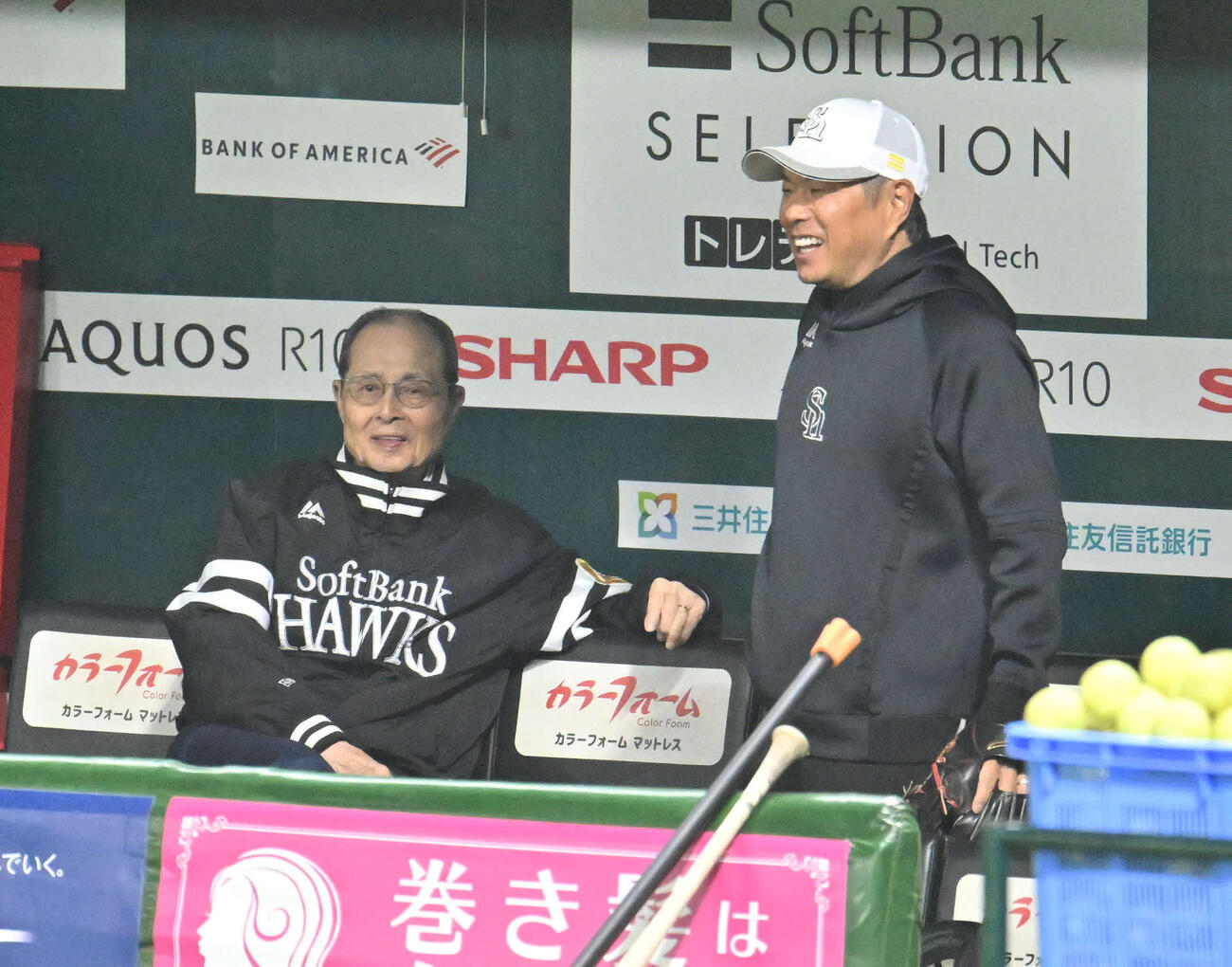 ソフトバンク王貞治会長（左）と談笑する小久保裕紀監督（2026年3月撮影）