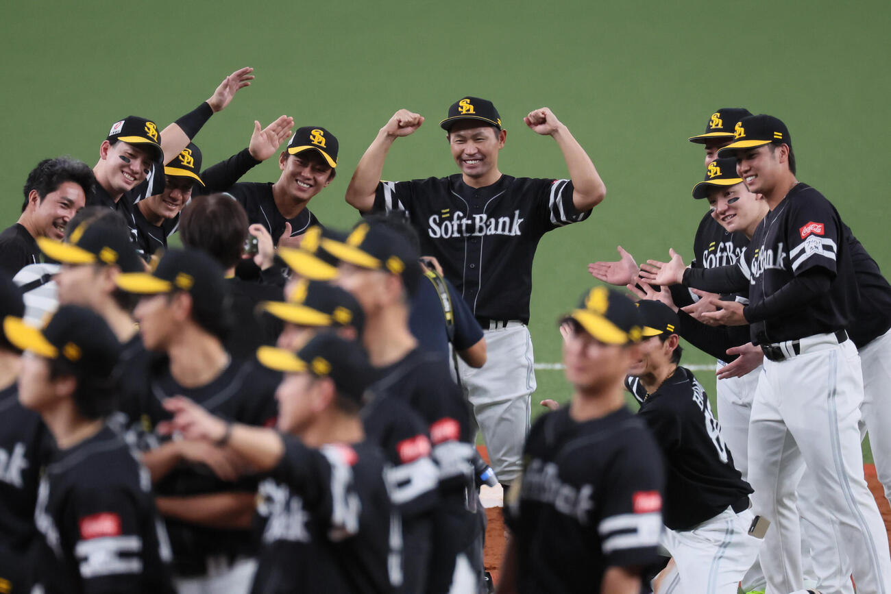 オリックス対ソフトバンク　優勝を決めて記念撮影する中村晃（中央）ら（撮影・宮崎幸一）