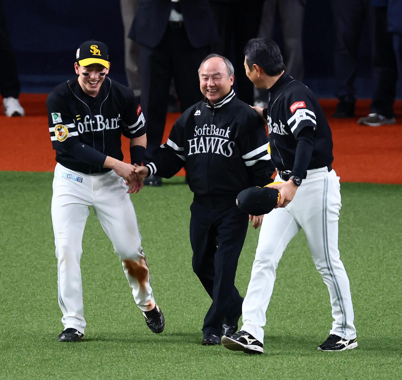 オリックス対ソフトバンク　リーグ3連覇を決めナインの輪の中へソフトバンク孫正義オーナー（中央）を招き入れる小久保裕紀監督と左は栗原陵矢(撮影・加藤哉）