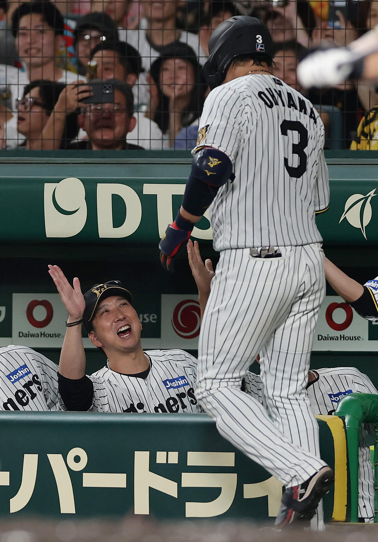 阪神対広島　4回裏阪神2死、本塁打を放った大山悠輔（右）を迎える藤川球児監督（撮影・前田充）