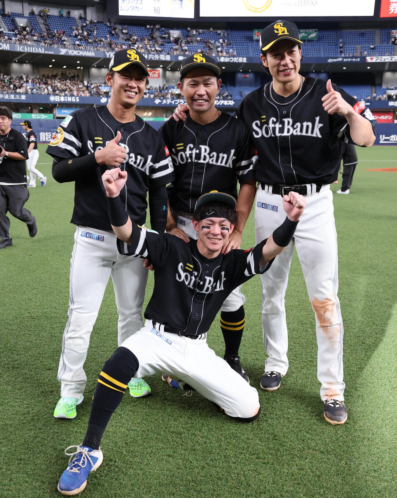 パリーグ優勝を決め引退するソフトバンク中村晃を中心に記念写真に納まる（右から）柳田悠岐、今宮健太、牧原大成（手前）（撮影・西尾就之）