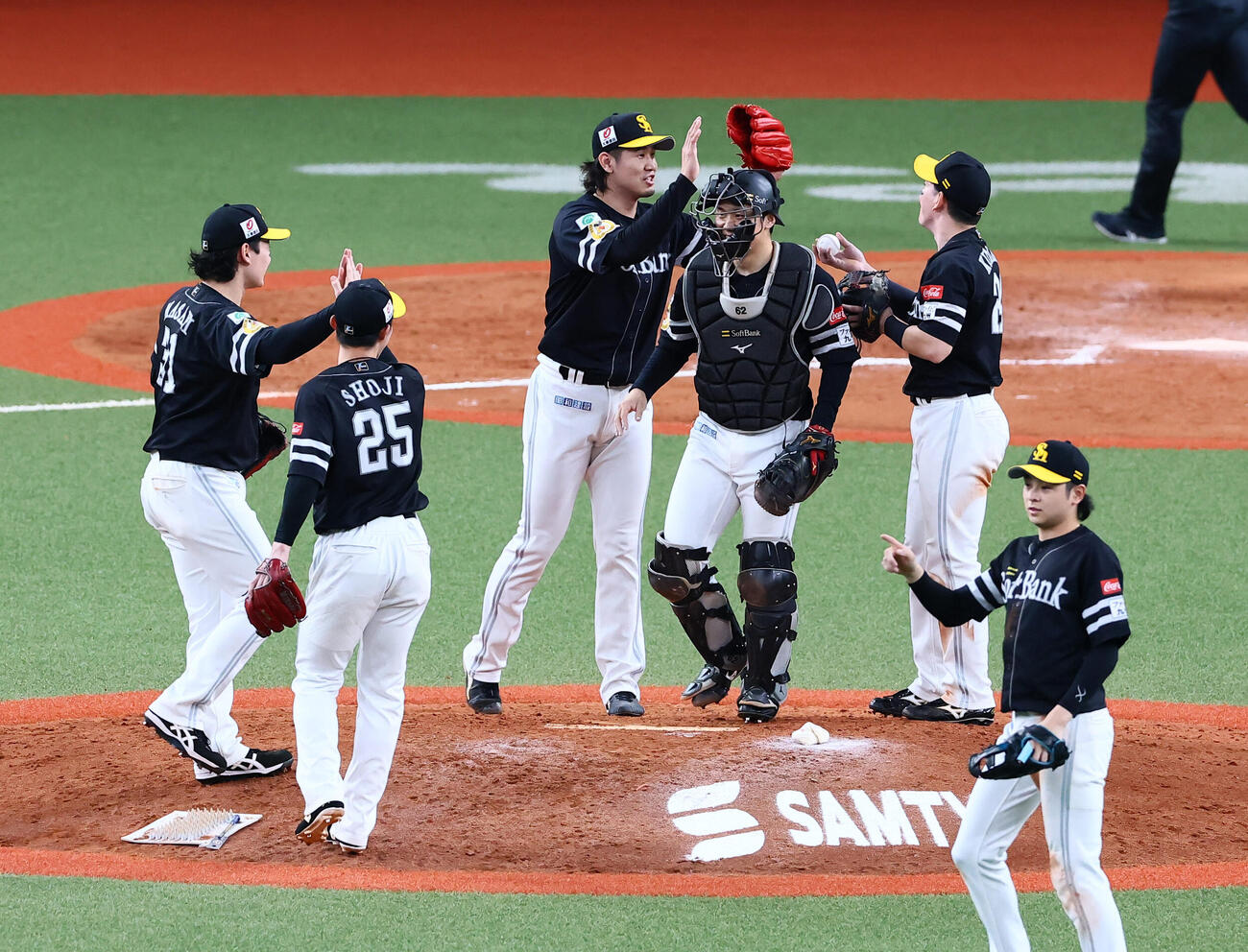 オリックス対ソフトバンク　オリックスに勝利して栗原陵矢（右）からウイニングボールを手渡されるソフトバンク杉山一樹(撮影・加藤哉）