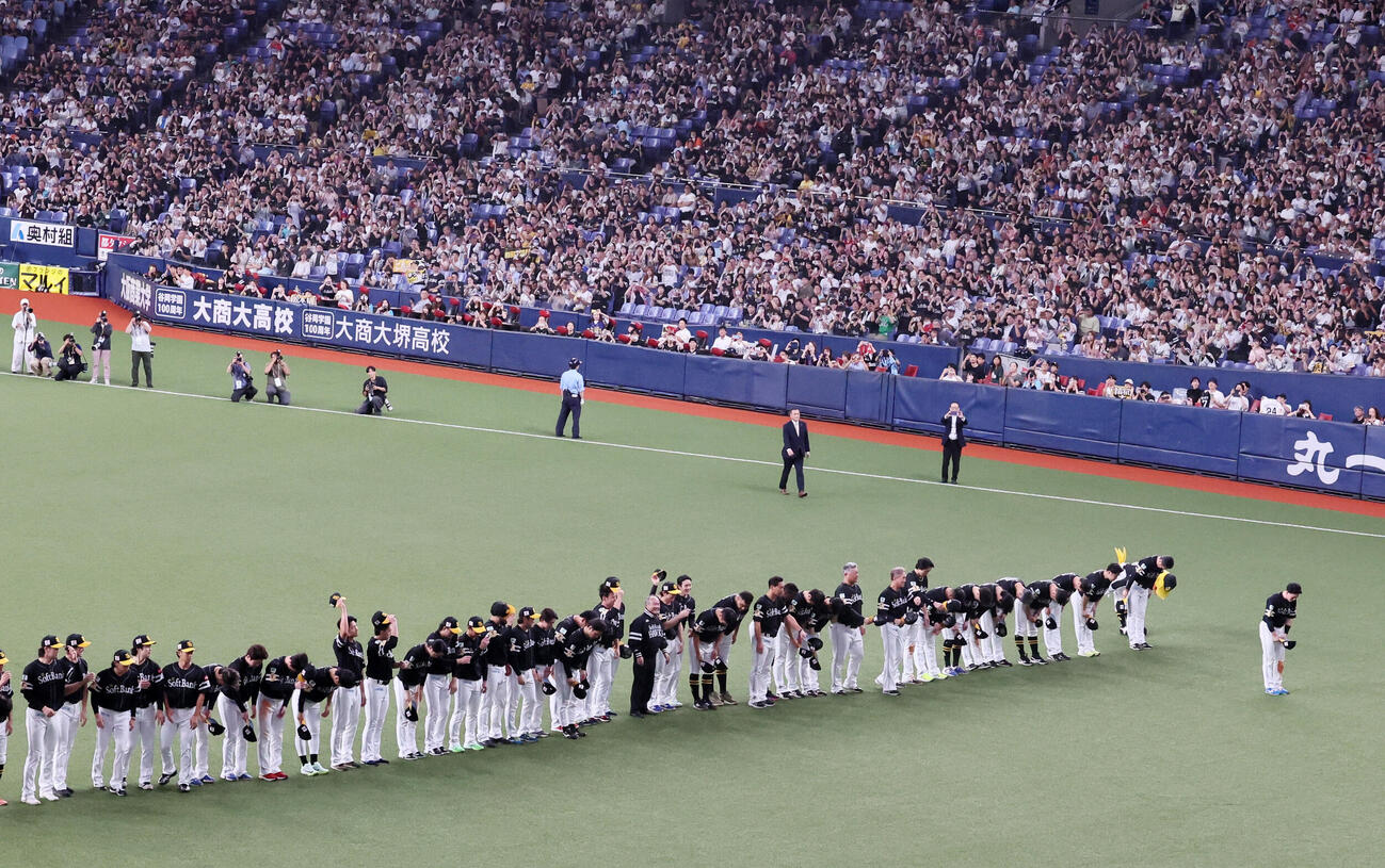 オリックス対ソフトバンク　リーグ3連覇を決め大阪のファンにあいさつするソフトバンクナイン(撮影・加藤哉）