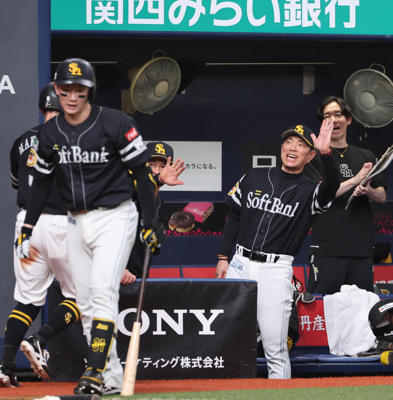 オリックス対ソフトバンク　6回表ソフトバンク2死三塁、小久保裕紀監督は暴投で生還した牧原大成をベンチで迎える（撮影・西尾就之）