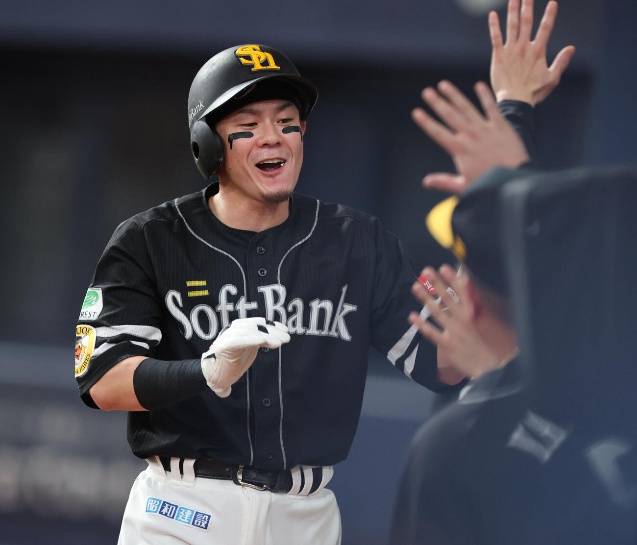 ソフトバンク対オリックス　6回表ソフトバンク2死三塁、打者庄子雄大のときオリックス富山凌雅が暴投、その間に三塁走者の牧原大成は生還、ベンチのナインとハイタッチ
（撮影・梅根麻紀）