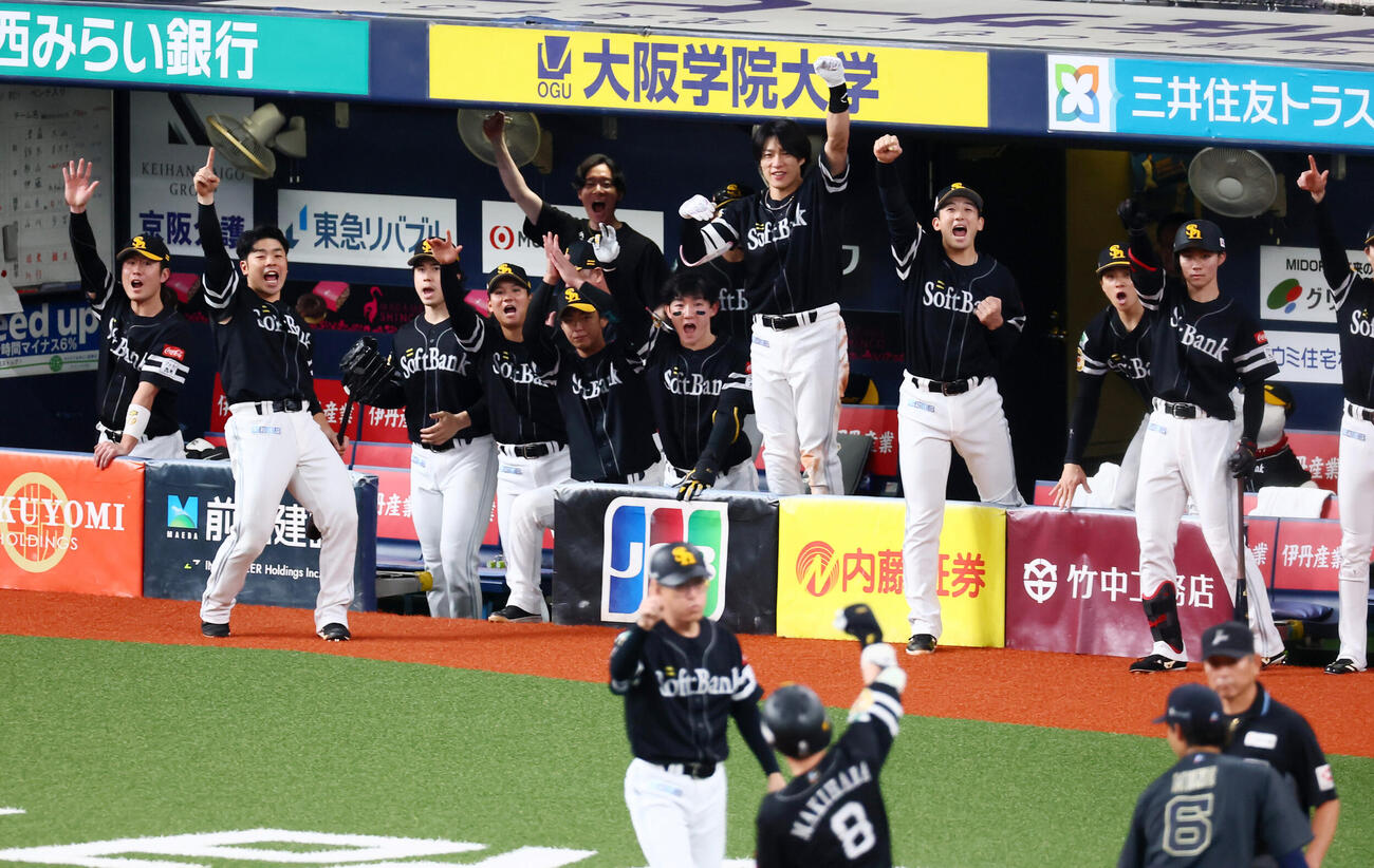 オリックス対ソフトバンク　6回表ソフトバンク1死二、三塁、牧原大成は2点適時三塁打にベンチで盛り上がるナイン(撮影・加藤哉）
