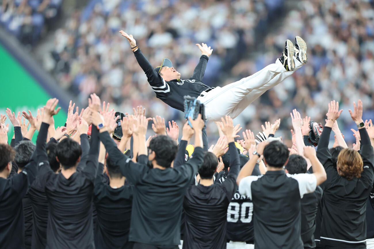 ソフトバンク対オリックス　優勝を決め胴上げされるソフトバンク小久保裕紀監督（撮影・梅根麻紀）