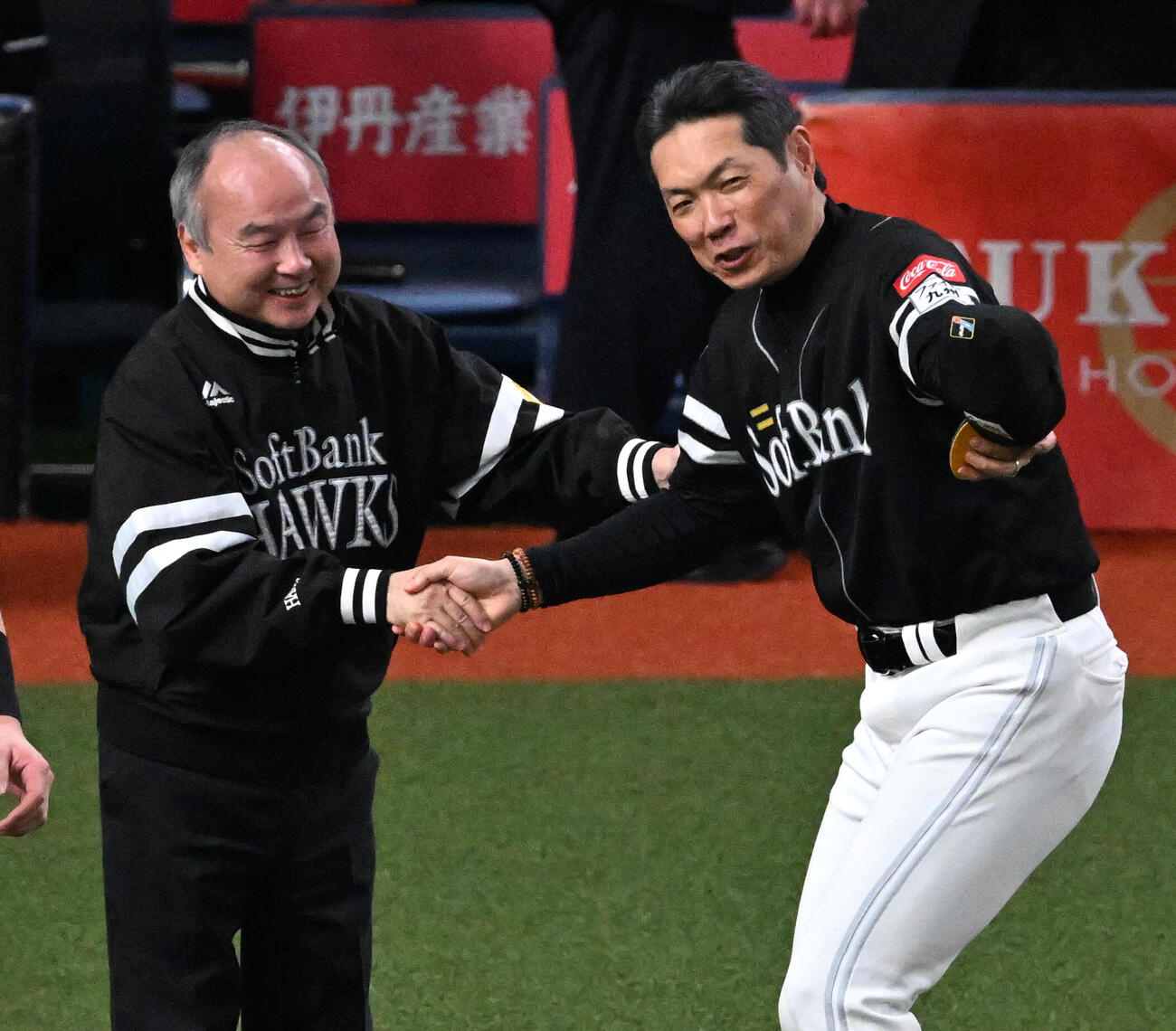 リーグ優勝を果たしソフトバンクオーナの孫正義氏（左）と握手をする小久保裕紀監督（撮影・石井愛子）