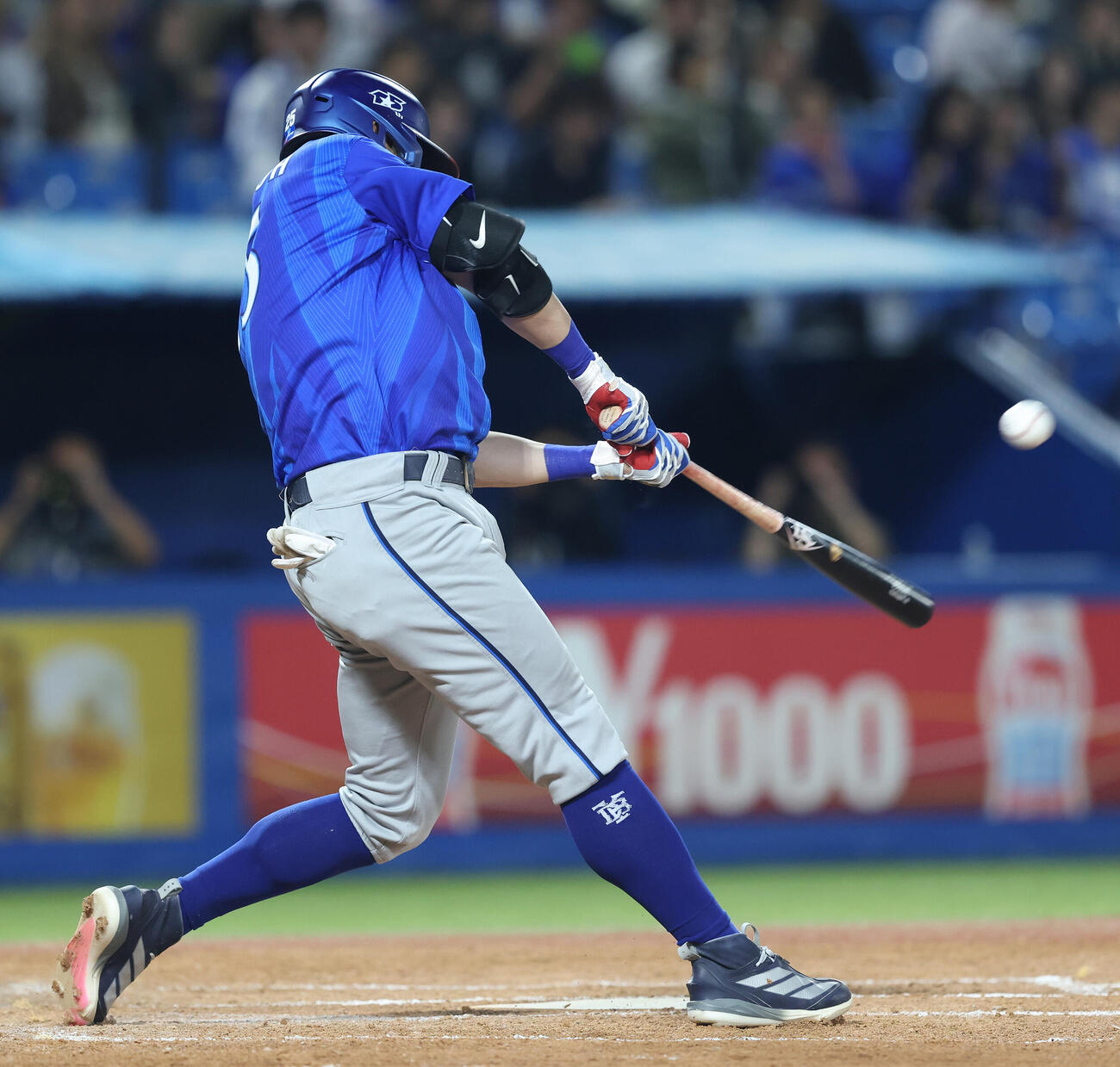 ヤクルト対DeNA 4回表DeNA無死、右越えソロ本塁打を放つ筒香嘉智（撮影・河田真司）