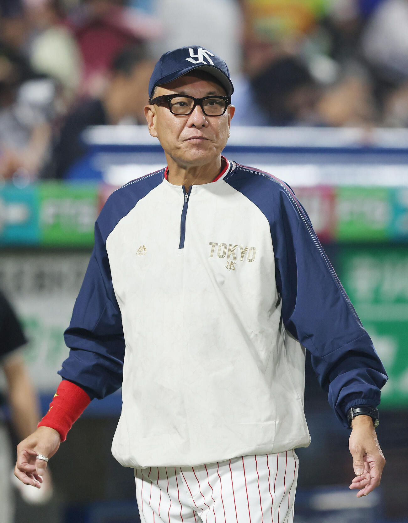 ヤクルト対DeNA 7回裏を終え、選手交代を告げる池山隆寛監督（撮影・河田真司）
