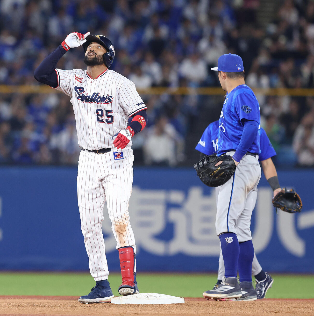 ヤクルト対DeNA 7回裏ヤクルト無死、二塁打を放ち出塁するサンタナ（撮影・河田真司）
