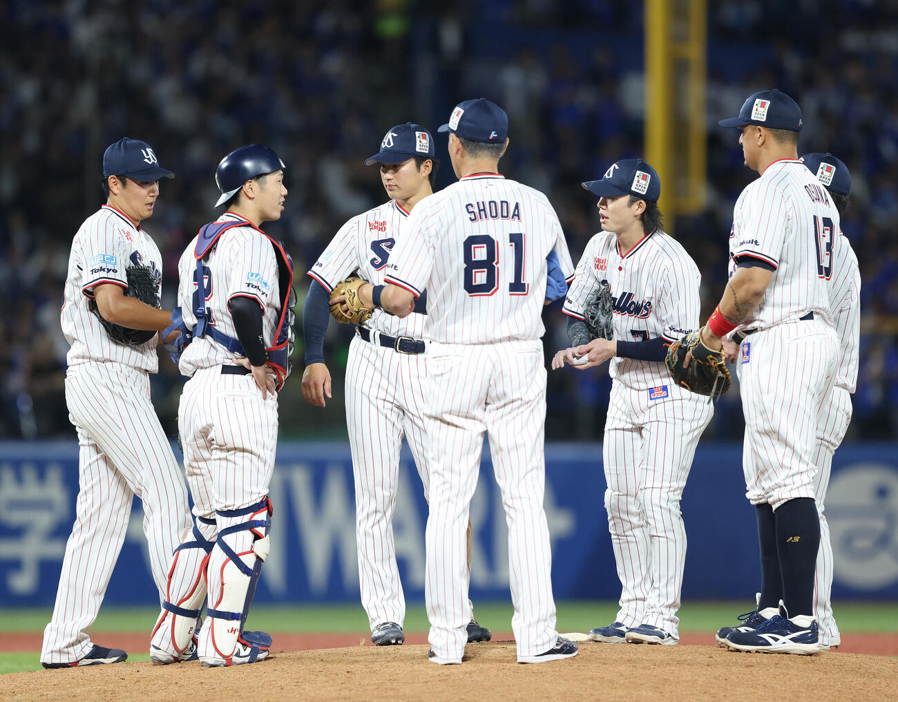 ヤクルト対DeNA 6回表、マウンドに集まるヤクルトナイン（撮影・河田真司）