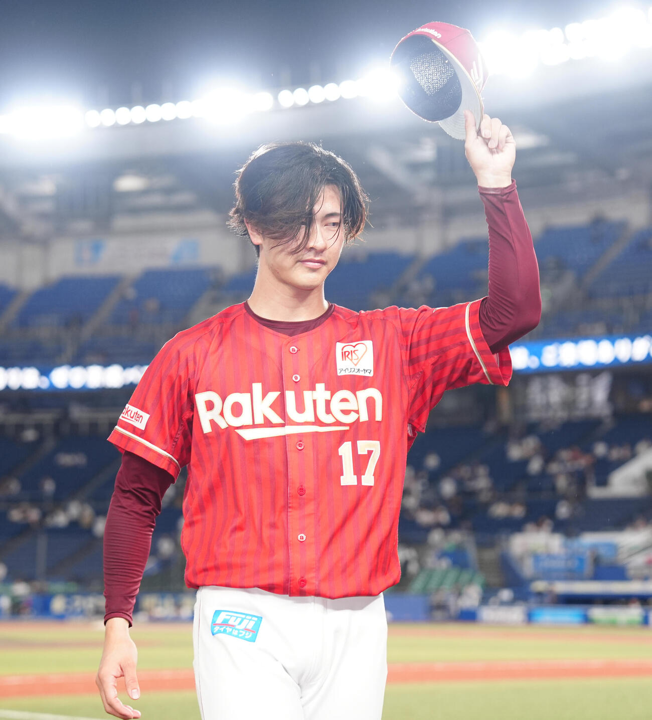 ロッテ対楽天　ロッテに勝利し、声援に応える楽天古謝樹（撮影・鈴木みどり）