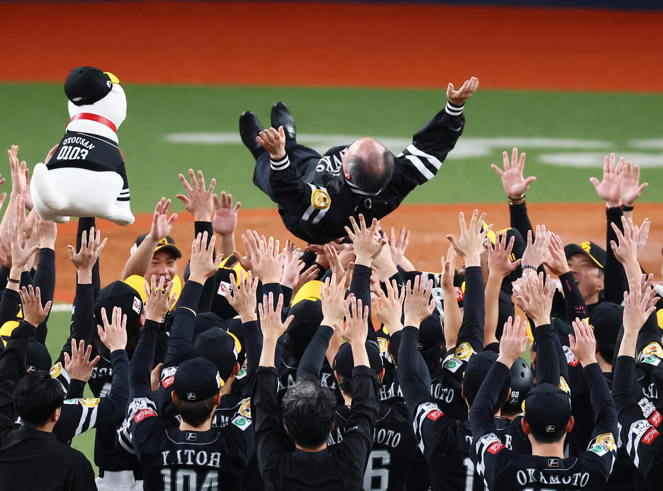 オリックス対ソフトバンク　リーグ3連覇を決めナインの輪の中へソフトバンク孫正義オーナー（中央）を招き入れる小久保裕紀監督と左は栗原陵矢(撮影・加藤哉）