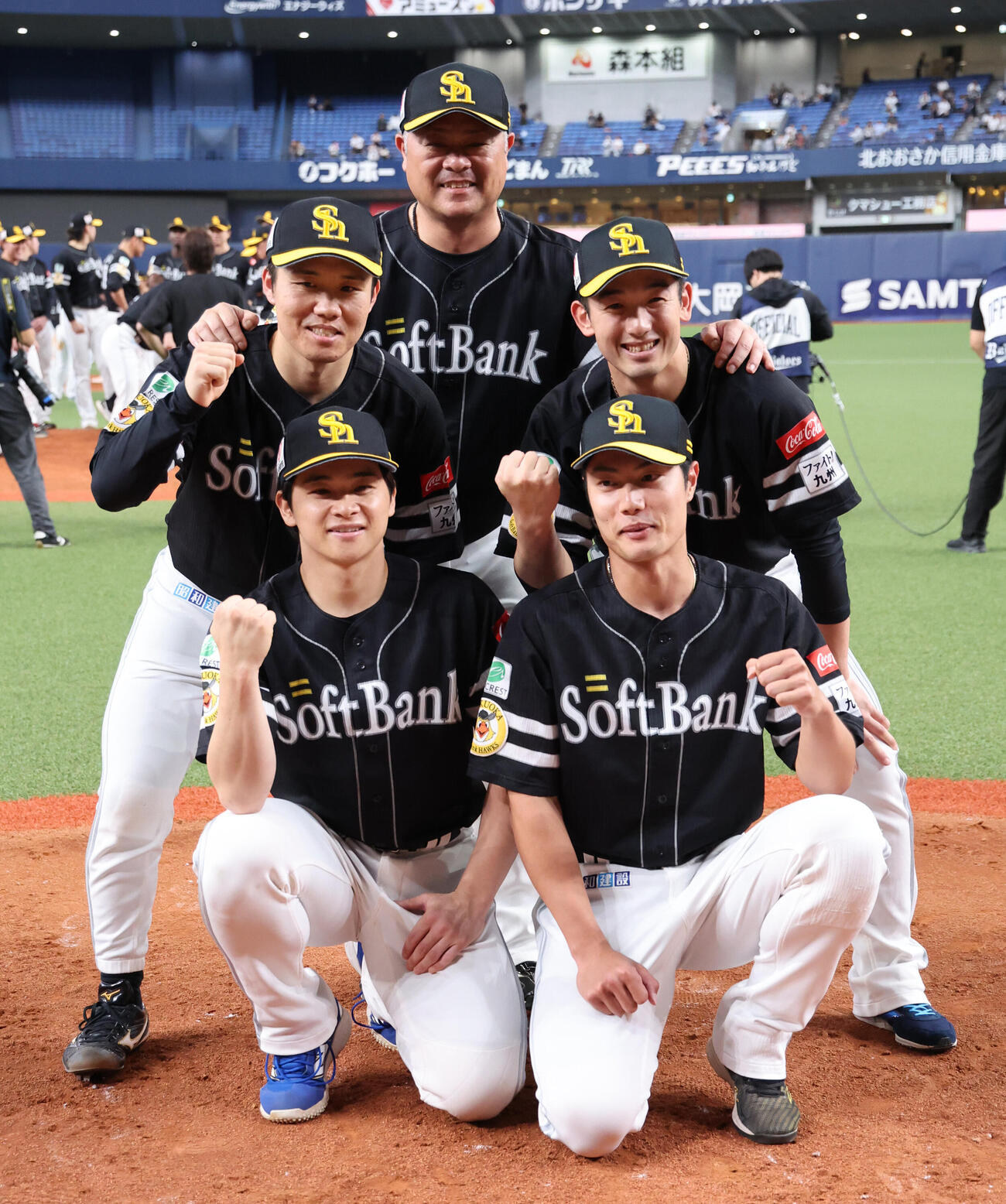 パリーグ優勝を決め記念写真に納まるソフトバンク捕手陣（撮影・西尾就之）