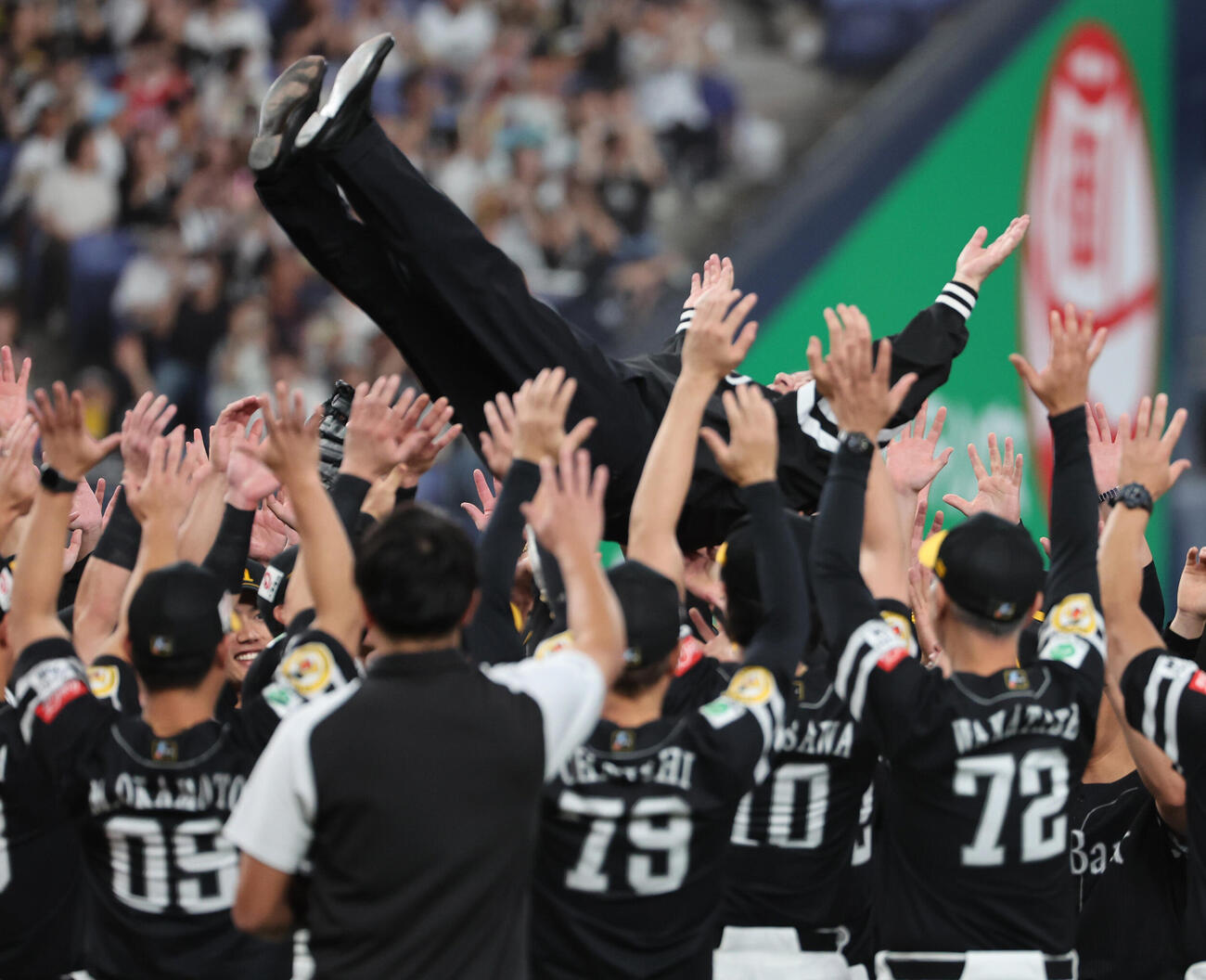 オリックス対ソフトバンク　パリーグ優勝を決め胴上げされるソフトバンク孫正義オーナー（撮影・西尾就之）