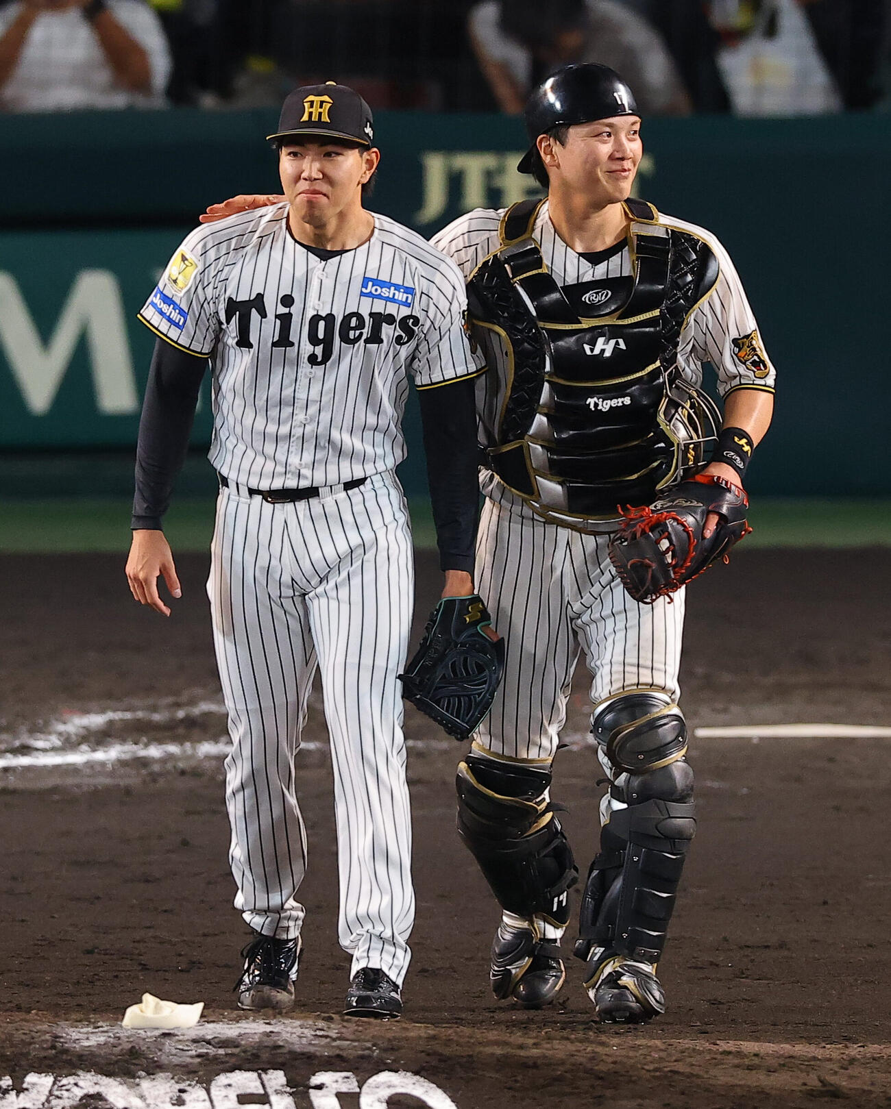 阪神対広島　広島に勝利し伏見寅威（右）と勝利を喜ぶ工藤泰成（撮影・上田博志）